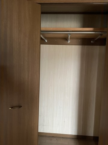 夢を叶える店舗付き住宅～埼玉県秩父市阿保町～の収納|丈の長い衣類もすっきり収まるハンガーパイプ付きクローゼット