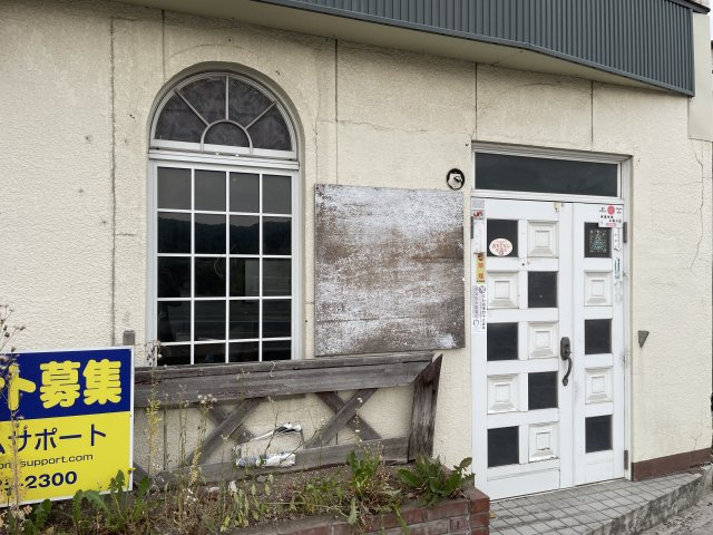 夢を叶える店舗付き住宅～埼玉県秩父市阿保町～の外観|アーチ窓と白い扉が、レトロで愛らしい雰囲気を醸し出す外観。