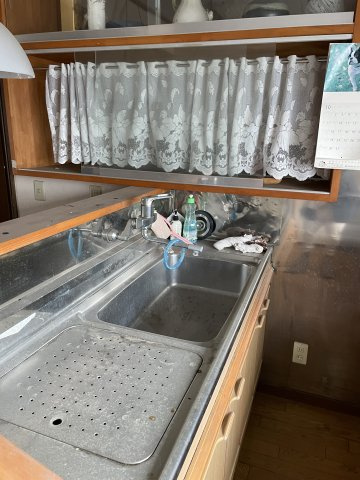 夢を叶える店舗付き住宅～埼玉県秩父市阿保町～のキッチン|2Fキッチン！出窓から優しい光が差し込む、作業スペース付きのシンクです