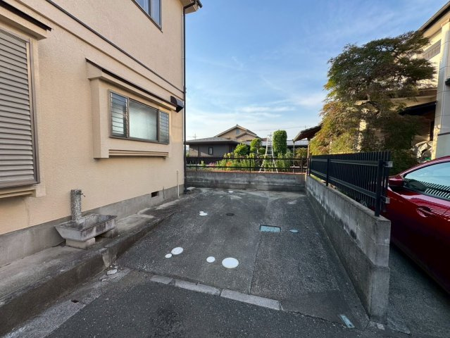 -三丁目不動産-　熊谷市肥塚　平成3年築の駐車場|駐車場に車を止められます
