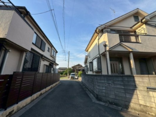 -三丁目不動産-　熊谷市肥塚　平成3年築の前面道路含む現地写真|前面道路含む現地写真です