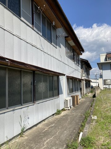 136坪の平坦地・二面接道・アパート用地に好適～みどり市大間々町大間々～の外観|敷地南側。現況建物2棟あり。資材置場や再生ベースにも好適