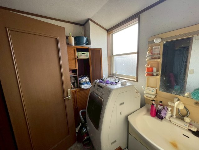 -三丁目不動産-　熊谷市柿沼　平成7年築の洗面所|コンパクトで使いやすい洗面所