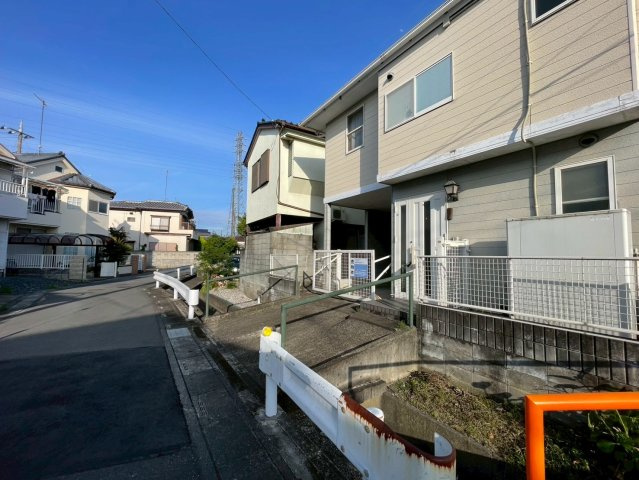 -三丁目不動産-　熊谷市柿沼　平成7年築の前面道路含む現地写真|前面道路含む現地写真です
