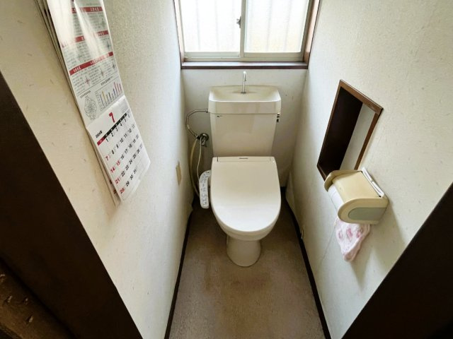 群馬県佐波郡玉村町飯塚　中古戸建　～窓から緑豊かな田園風景を望む、平坦で穏やかな住環境。～のトイレ|温水洗浄便座付きのトイレ。小窓があり自然換気が可能です。