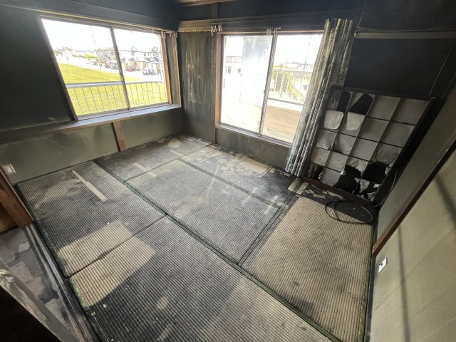群馬県佐波郡玉村町飯塚　中古戸建　～窓から緑豊かな田園風景を望む、平坦で穏やかな住環境。～の和室|い草の香りが落ち着く素敵な和室です