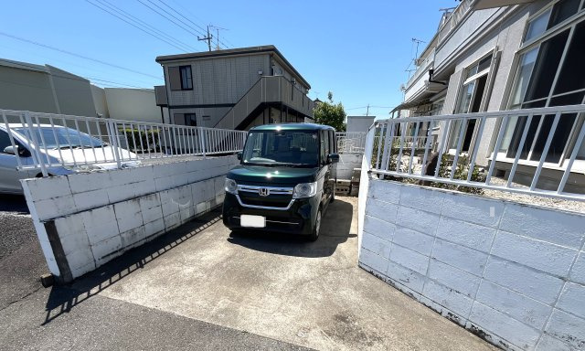 群馬県佐波郡玉村町飯塚　中古戸建　～窓から緑豊かな田園風景を望む、平坦で穏やかな住環境。～の駐車場|駐車場の用意があります