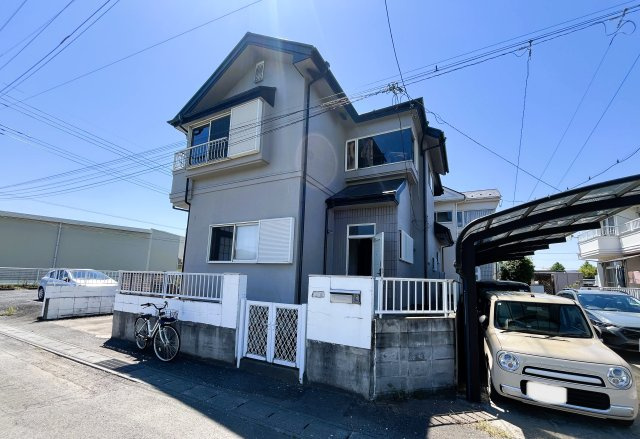 群馬県佐波郡玉村町飯塚　中古戸建　～窓から緑豊かな田園風景を望む、平坦で穏やかな住環境。～の外観|開放的な風景が広がる住まい