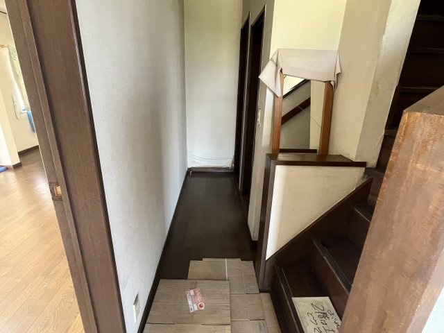 群馬県佐波郡玉村町飯塚　中古戸建　～窓から緑豊かな田園風景を望む、平坦で穏やかな住環境。～の玄関|明るい玄関です