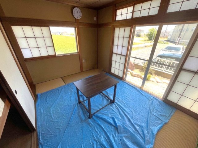 群馬県佐波郡玉村町飯塚　中古戸建　～窓から緑豊かな田園風景を望む、平坦で穏やかな住環境。～の和室|2面採光で明るい和室障子から柔らかい光が差し込みます。