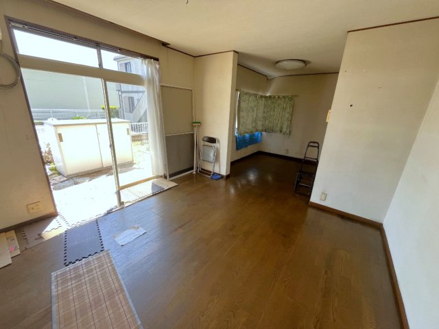 群馬県佐波郡玉村町飯塚　中古戸建　～窓から緑豊かな田園風景を望む、平坦で穏やかな住環境。～の居間・リビング|大きな窓から陽光が差し込む、明るいリビングです。