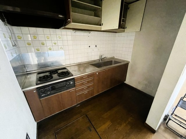 群馬県佐波郡玉村町飯塚　中古戸建　～窓から緑豊かな田園風景を望む、平坦で穏やかな住環境。～のキッチン|3口コンロ付きの壁付けキッチン。上下に収納があります。