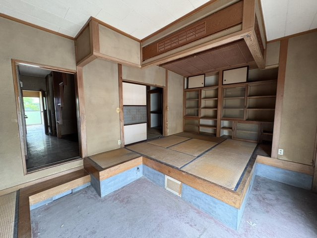富岡市富岡の中古一戸建の玄関|シンプルで使いやすい玄関です