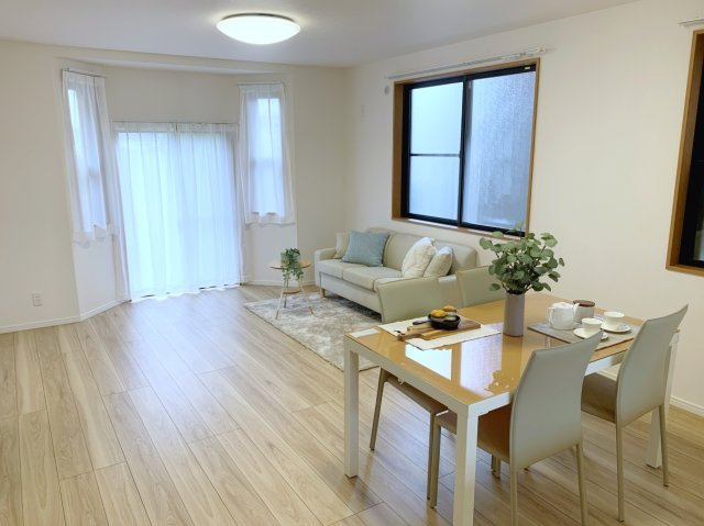 西東京市北町二丁目戸建の居間・リビング|おしゃれな居間です