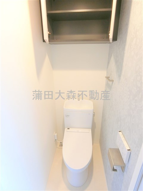 ドゥーエ蒲田南のトイレ|吊戸棚と温水洗浄便座付きのトイレ