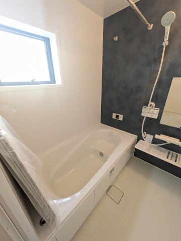 【勿来町窪田町通1丁目第1／2号棟】 人気のデザイナーズ新築建売住宅☆・。の浴室|同施工◆ユニットバスの写真です◆　フルオート機能で、時間帯を気にせず、家族全員が暖かい湯船に浸かることができます。　