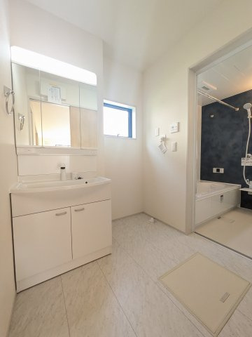 【勿来町窪田町通1丁目第1／2号棟】 人気のデザイナーズ新築建売住宅☆・。の独立洗面台|同施工◆洗面所の写真です◆清潔感のある、使い勝手の良い洗面台は、朝が気持ちよく迎えられそうです。


