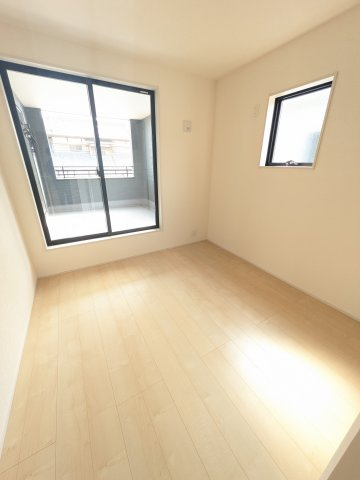 【勿来町窪田町通1丁目第1／2号棟】 人気のデザイナーズ新築建売住宅☆・。の洋室|同施工◆居室の写真です◆使い勝手の良い間取りなので、ご家族の状況の変化にも耐えられますね。



