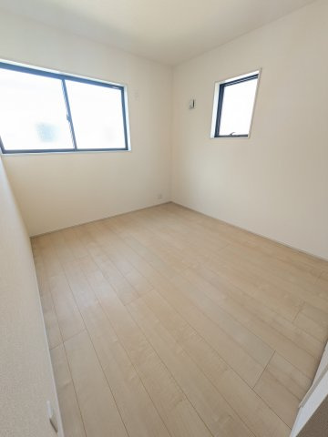 【勿来町窪田町通1丁目第1／2号棟】 人気のデザイナーズ新築建売住宅☆・。の洋室|同施工◆居室の写真です◆　充分な広さの収納を備え、採光良好な洋室は、快適空間。プライベートの時間もゆったりお寛ぎ頂けそうです。


