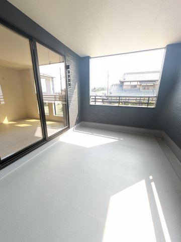 【勿来町窪田町通1丁目第1／2号棟】 人気のデザイナーズ新築建売住宅☆・。の駐車場|同施工◆バルコニーの写真です◆　
洗濯物から布団まで一度にたくさん干せて便利です♪


