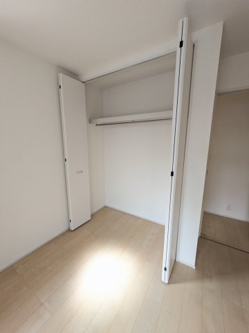 【勿来町窪田町通1丁目第1／2号棟】 人気のデザイナーズ新築建売住宅☆・。の収納|同施工　◆ファミリークローゼットの写真です◆　充分な広さの収納を備えた空間。