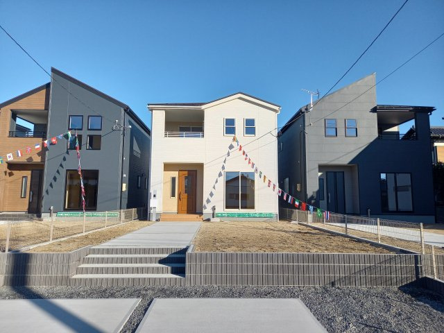 【勿来町窪田町通1丁目第1／2号棟】 人気のデザイナーズ新築建売住宅☆・。の前面道路含む現地写真|同施工◆外観の写真です◆　
子供部屋や主寝室などお部屋の使い分けができ、ファミリー層が暮らしやすい4LDKです！


