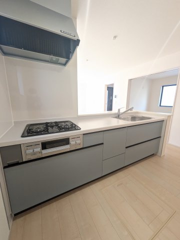 【勿来町窪田町通1丁目第1／2号棟】 人気のデザイナーズ新築建売住宅☆・。のキッチン|同施工◆キッチンの写真です◆　とにかくものが多くなりがちなキッチン空間。システムキッチンは見た目スッキリなのに収納力たっぷりです♪

