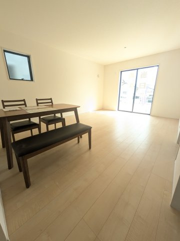 【勿来町窪田町通1丁目第1／2号棟】 人気のデザイナーズ新築建売住宅☆・。の居間・リビング|同施工◆リビングの写真です◆　広々としたLDKに、自分好みのインテリアでレイアウト。季節ごとに模様替えなども、楽しみの一つとなりそうです♪