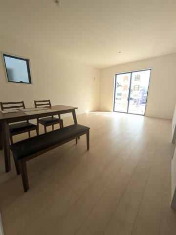 【勿来町窪田町通1丁目第1／2号棟】 人気のデザイナーズ新築建売住宅☆・。の居間・リビング|同施工　ゆったり過ごせる居間です