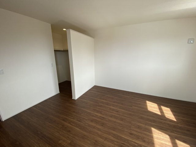 【勿来町窪田町通1丁目第1／3号棟】 日々の買い物が楽々♪マルトまで徒歩7分の洋室|同施工◆居室の写真です◆　充分な広さの収納を備え、採光良好な洋室は、快適空間。プライベートの時間もゆったりお寛ぎ頂けそうです。

