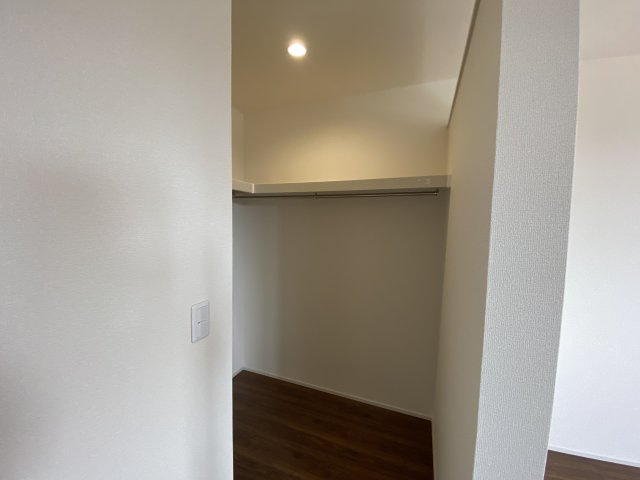 【勿来町窪田町通1丁目第1／3号棟】 日々の買い物が楽々♪マルトまで徒歩7分の収納|同施工　十分な収納スペースがあります