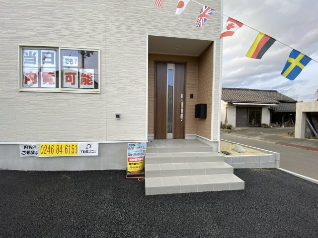 今から見たい大歓迎♪【平谷川瀬第2　全3棟／1号棟】　新築建売住宅　の玄関|同施工◆玄関の写真です◆
お洒落な玄関からの外出は気分が良いですね♪玄関床タイルは、掃除がしやすく、表面はノンスリップ仕上なので、雨の日 もすべりにくくて安心です。




