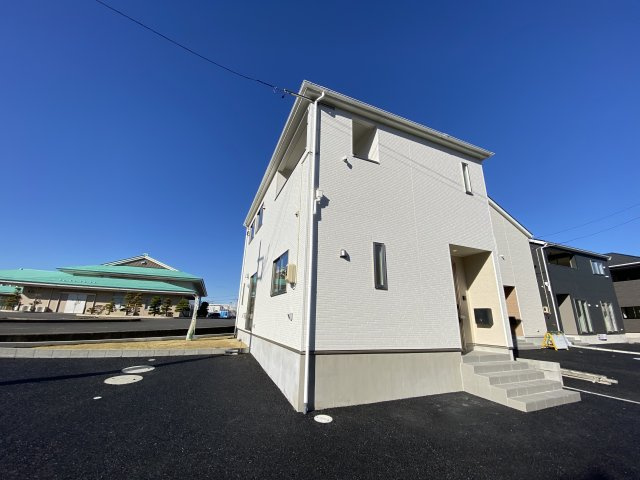 今から見たい大歓迎♪【平谷川瀬第2　全3棟／1号棟】　新築建売住宅　の駐車場|同施工◆カースペースの写真です◆
陽当りの良い駐車場は週末の洗車も快適です♪お車の他にも、自転車をとめられそうなスペースもございます。
