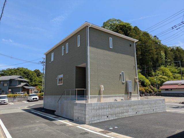 今から見たい大歓迎♪【平谷川瀬第2　全3棟／1号棟】　新築建売住宅　の前面道路含む現地写真|外壁仕上げ材は窯業系サイディング。裏面に付着した汚れが、雨水によって流れ落ちやすい「防汚機能付きサイディング」を採用。外壁の美しさが長持ちします♪