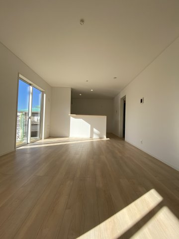 今から見たい大歓迎♪【平谷川瀬第2　全3棟／1号棟】　新築建売住宅　の居間・リビング|同施工■□■リビングの写真です■□■　家族団らんの時間が増えそうなリビングですね。