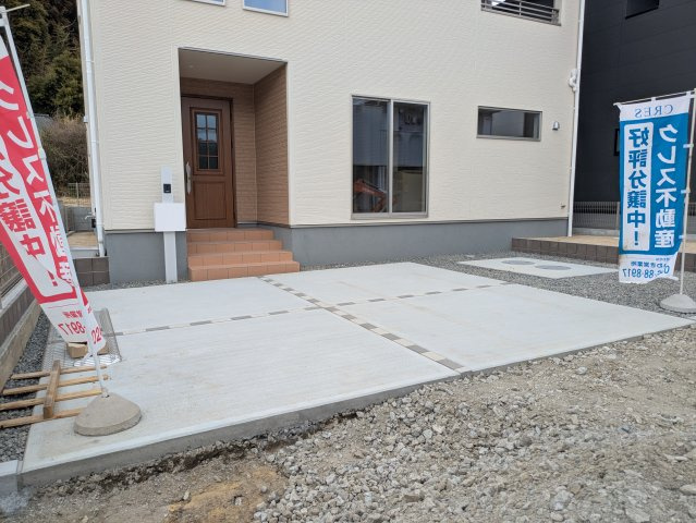 【いわき市平城東１丁目／1号棟】　◆◆必ずもらえる！選べる！キャンペーン実施中♪◆◆の駐車場|同施工◆カースペースの写真です◆
陽当りの良い駐車場は週末の洗車も快適です♪お車の他にも、自転車をとめられそうなスペースもございます。
