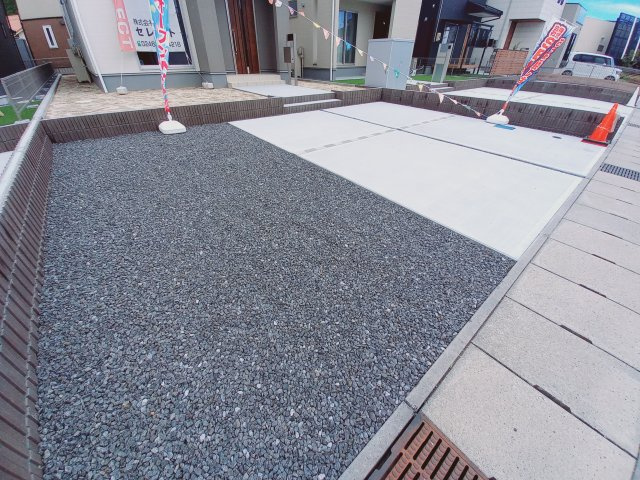 【いわき市中岡町1丁目1期／1号棟】　マルト中岡店まで徒歩9分の駐車場|同施工◆カースペースの写真です◆
カースペースが広々としておりますので、急な来客にも対応できますね♪
車を停めていない時はお子様が外で遊ぶスペースとしても活用できそうです。

