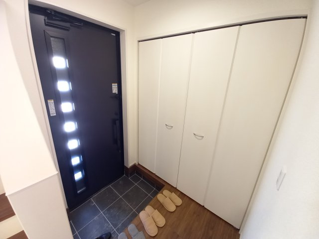 【いわき市中岡町1丁目1期／1号棟】　マルト中岡店まで徒歩9分の玄関|同施工◆玄関の写真です◆
お洒落な玄関は気分が良いですね♪広々とした玄関になっております。　ご両親やお友達が来ても、靴の置き場に困ることはありません。収納力たっぷりで、整理整頓も楽ちんですね。

