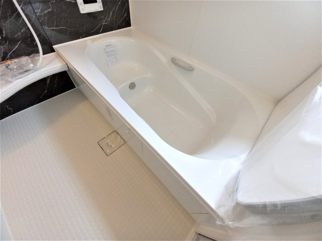 【いわき市中岡町1丁目1期／1号棟】　マルト中岡店まで徒歩9分の浴室|同施工◆ユニットバスの写真です◆　毎日の疲れを癒す広々とした浴室は、足を伸ばしてゆっくりとくつろげます♪　好きな音楽を聴いたり、動画を見たり、半身浴をして　自分だけの癒し時間が楽しめますね！