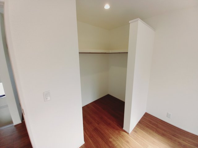 【いわき市中岡町1丁目1期／1号棟】　マルト中岡店まで徒歩9分の収納|同施工◆ウォークインクローゼットの写真です◆　季節を問わずにたっぷり収納ができます。冬物の収納にも困りません。お子様のお片付けも上手にできそうです。