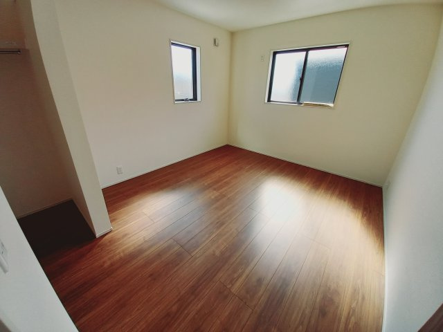 【いわき市中岡町1丁目1期／1号棟】　マルト中岡店まで徒歩9分の洋室|同施工◆居室の写真です◆　充分な広さの収納を備え、採光良好な洋室は、快適空間。プライベートの時間もゆったりお寛ぎ頂けそうです。

