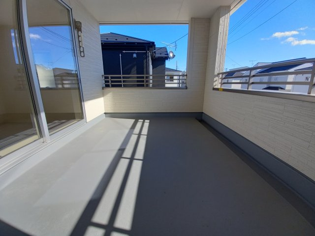 【いわき市中岡町1丁目1期／1号棟】　マルト中岡店まで徒歩9分のバルコニー|同施工◆バルコニーの写真です◆明るく風通しの良い空間です。バルコニーには二部屋から出入りできます♪たくさん干せてよく乾き、いつもふかふかの洗濯物！心地よい日差しやさわやかな風を感じることができます
