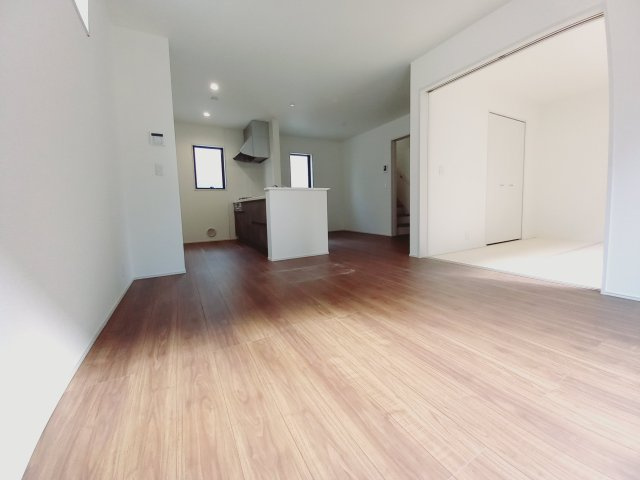 【いわき市中岡町1丁目1期／1号棟】　マルト中岡店まで徒歩9分の居間・リビング|同施工◆リビングの写真です◆木の温もりがやさしいフローリングは安らぎをもたらすプライベート空間♪大きな窓のあるリビングは、陽光あふれる明るく居心地も良くご家族皆がゆったり寛げる憩いの空間となりそうです
