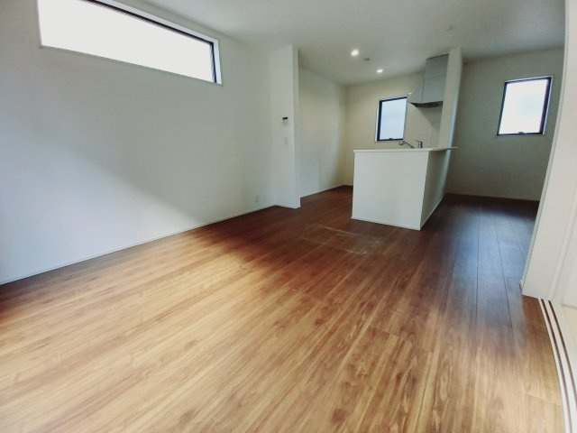 【いわき市中岡町1丁目1期／1号棟】　マルト中岡店まで徒歩9分の居間・リビング|同施工◆リビングの写真です◆　広々としたLDKに、自分好みのインテリアでレイアウト。季節ごとに模様替えなども、楽しみの一つとなりそうです♪