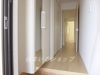 サニーユニゾン　Ｃの玄関|ミラー付き大型シューズボックス