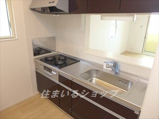 サニーユニゾン　Ｃのキッチン|３口ガスコンロ・グリル付きシステムキッチン