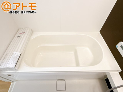 【浴室】 | 葵区田町4期　新築戸建　全1棟 | お子様やお年寄りが使いやすいだけでなく、半身浴にも便利なベンチタイプの湯舟です。お湯の節約にも！