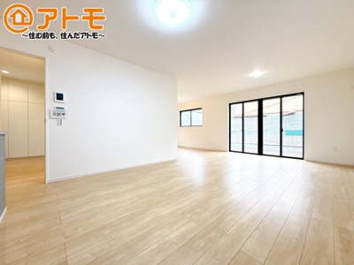 【居間・リビング】 | 葵区田町4期　新築戸建　全1棟 | 日当たりのよいリビングは、一年を通してぽかぽかとしています。家族が自然と集まる空間になりそうですね♪