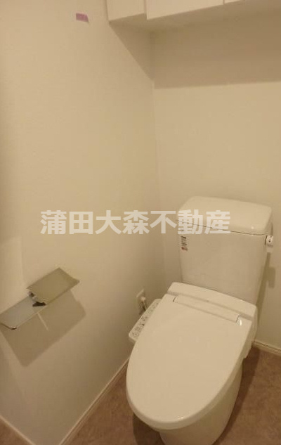 XEBEC京急蒲田のトイレ|棚収納と温水洗浄便座付きのトイレ