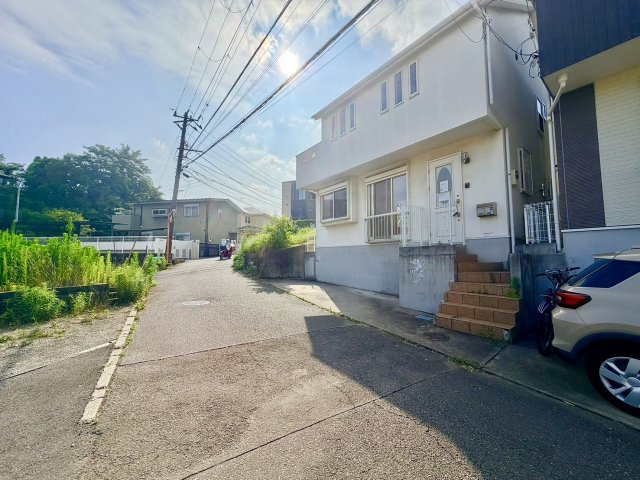 藤沢市城南1丁目　中古戸建の前面道路含む現地写真
